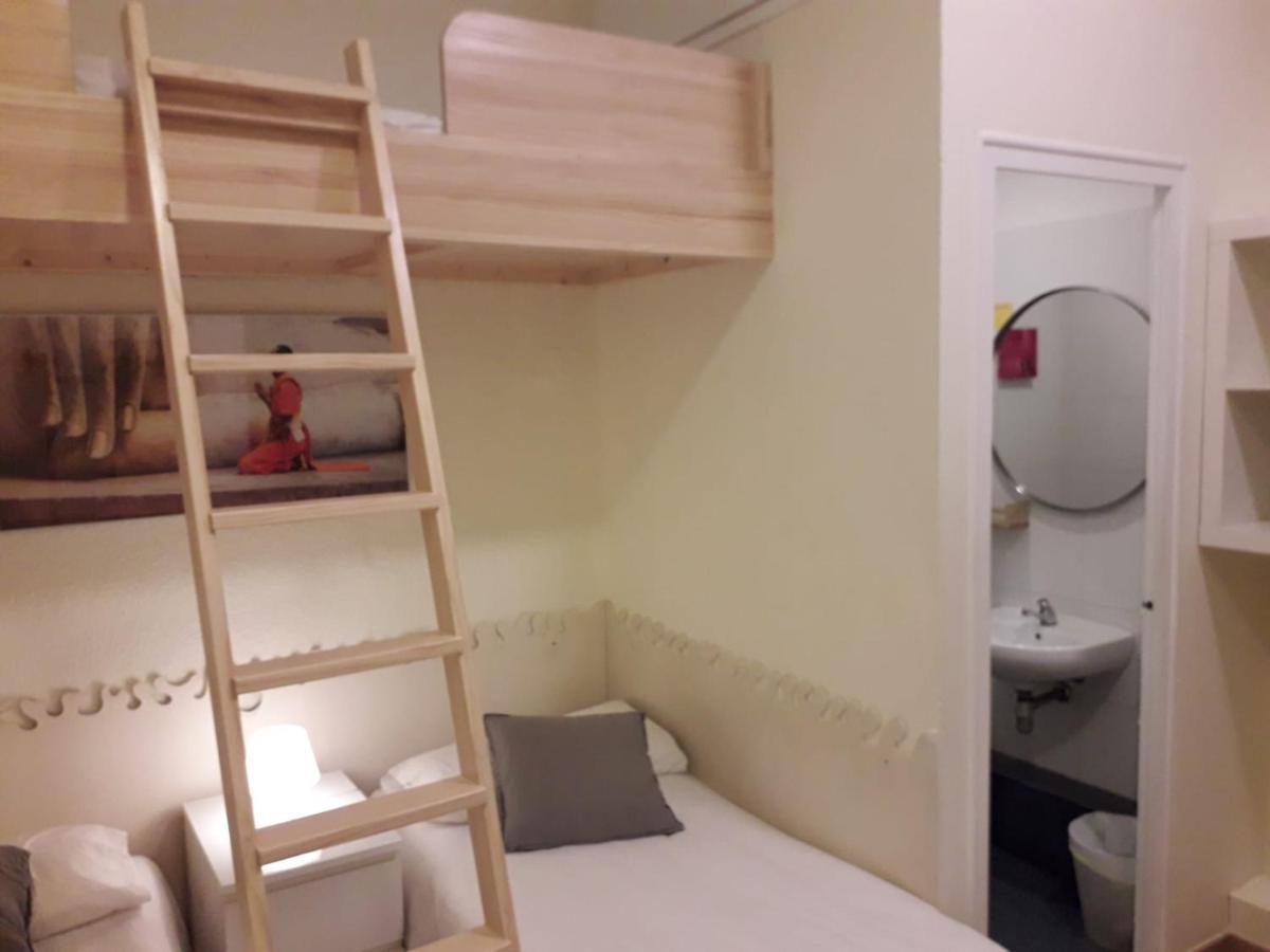 Itaca Hostel Барселона Екстериор снимка