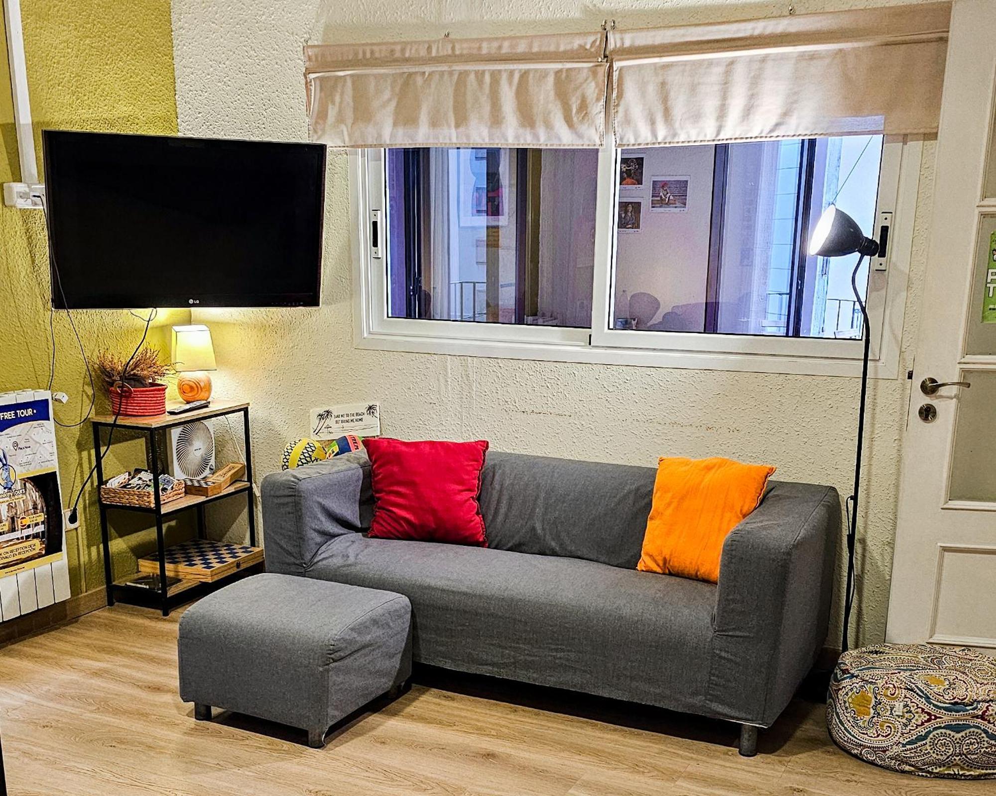 Itaca Hostel Барселона Екстериор снимка
