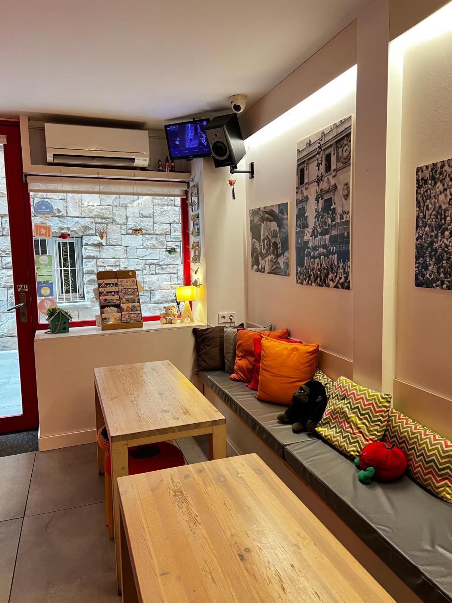 Itaca Hostel Барселона Екстериор снимка
