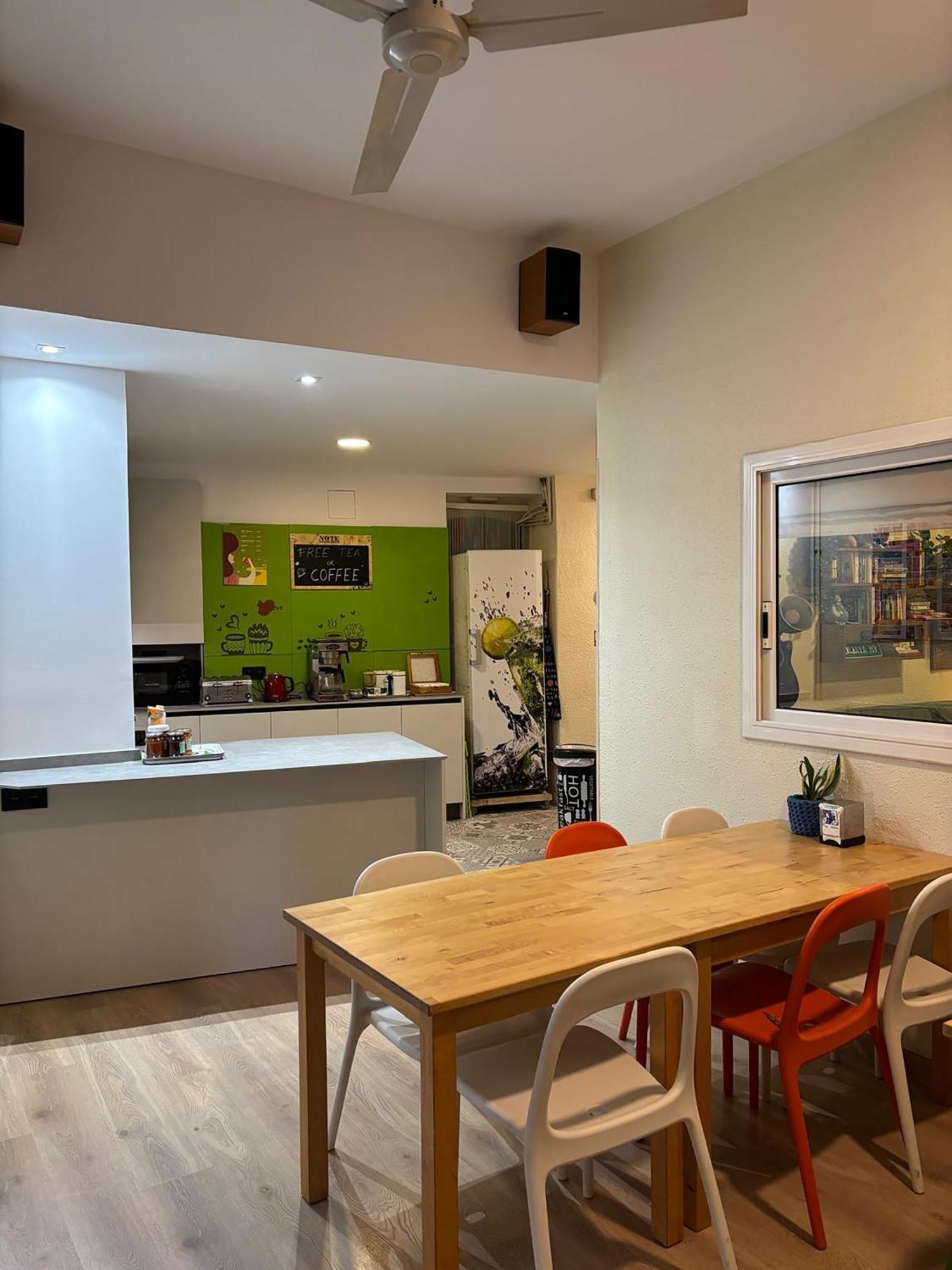 Itaca Hostel Барселона Екстериор снимка