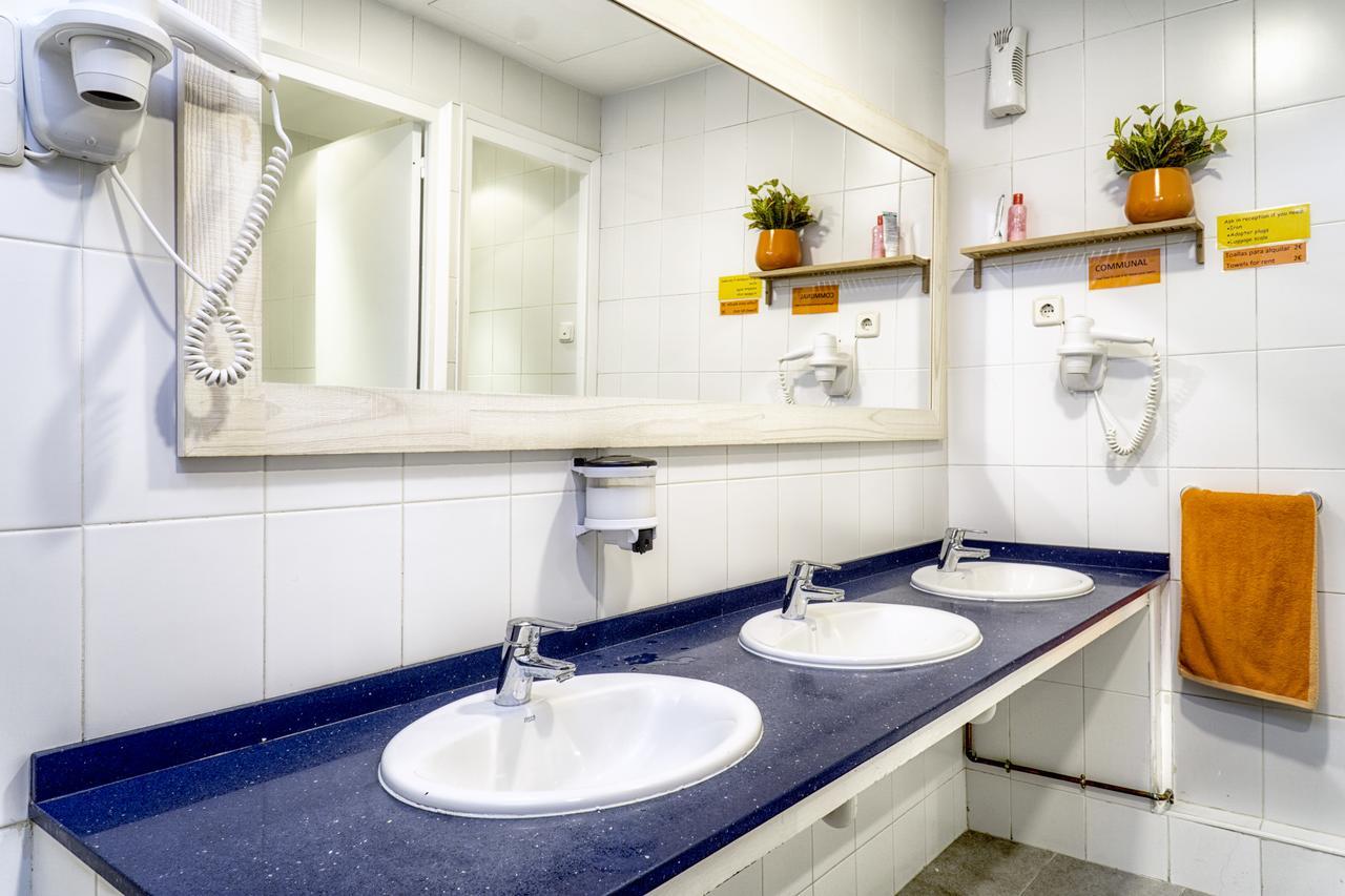 Itaca Hostel Барселона Екстериор снимка