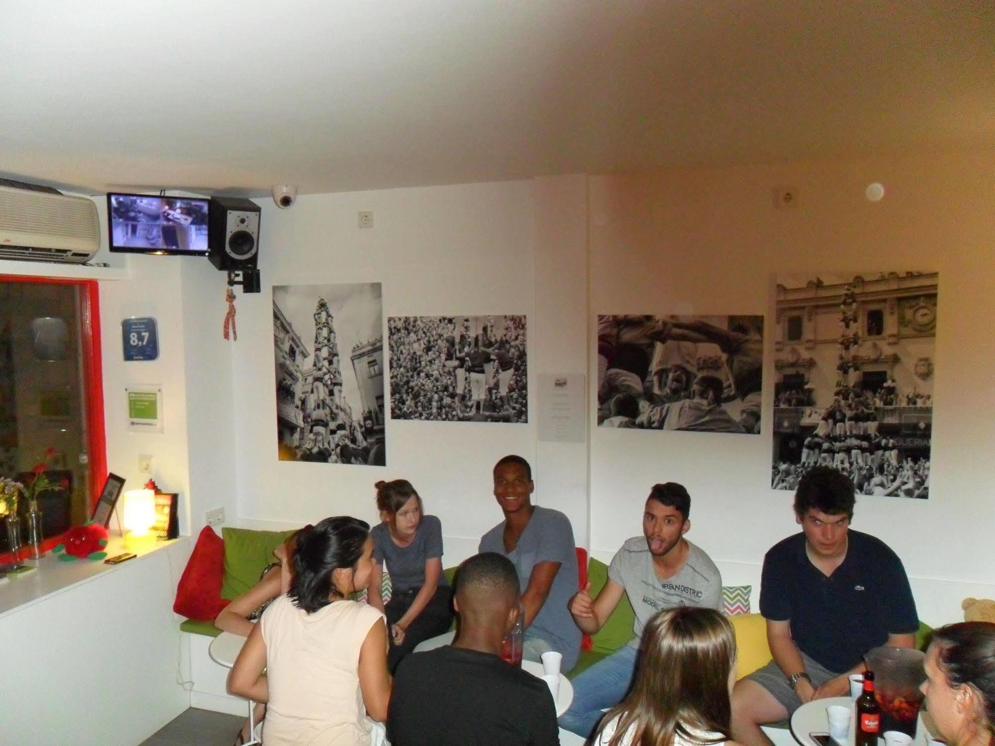 Itaca Hostel Барселона Екстериор снимка