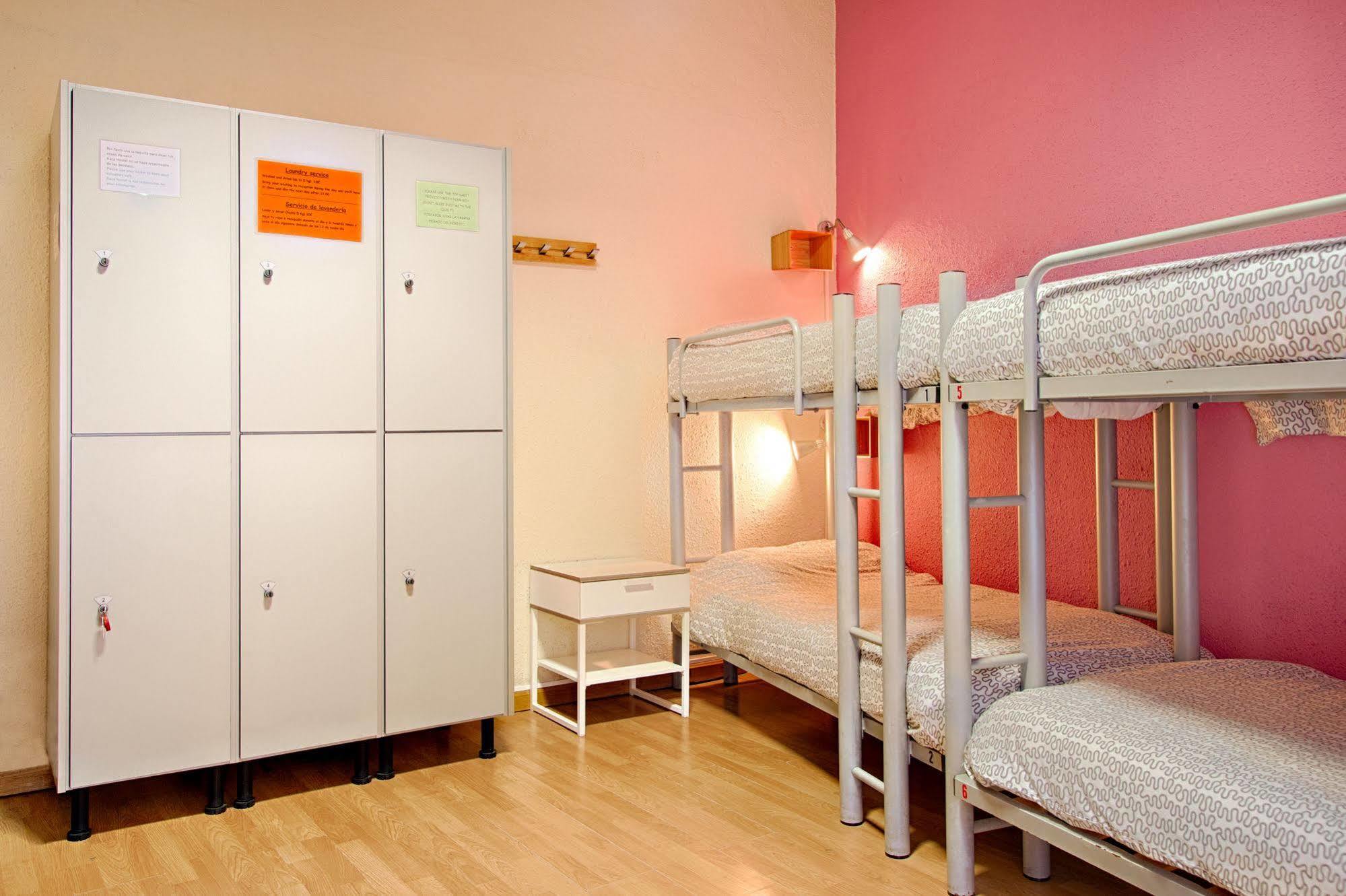 Itaca Hostel Барселона Екстериор снимка