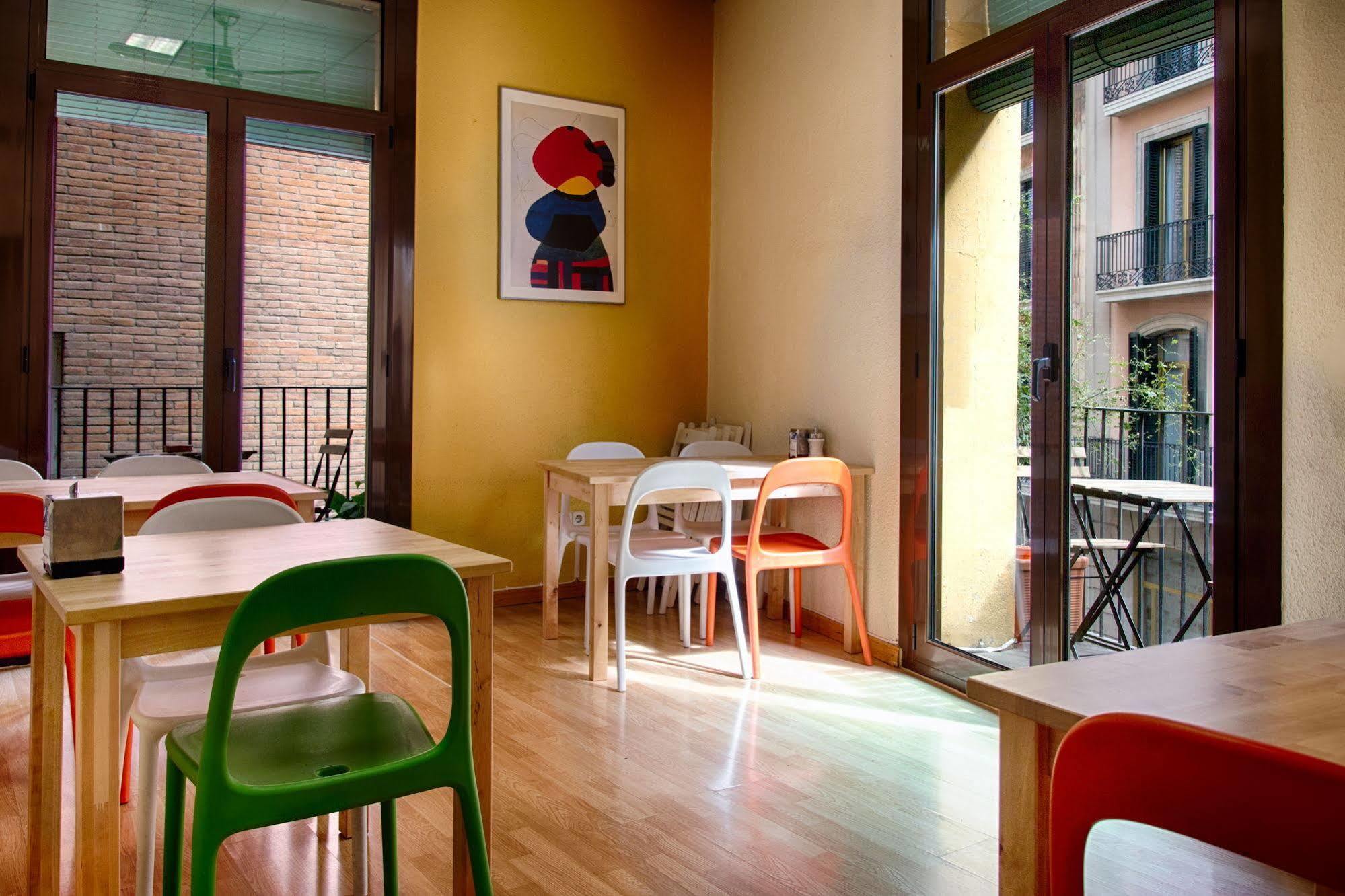 Itaca Hostel Барселона Екстериор снимка