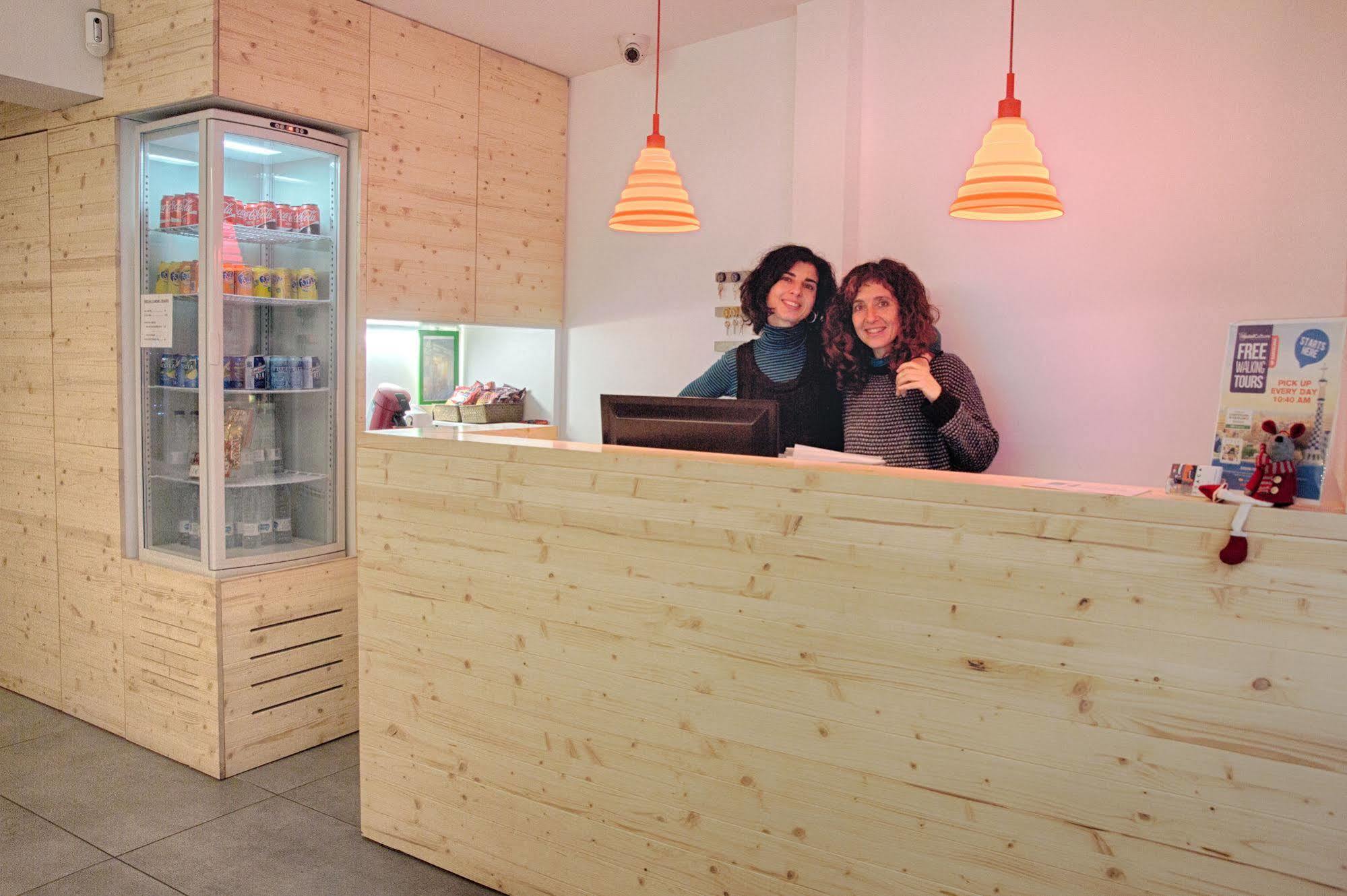 Itaca Hostel Барселона Екстериор снимка