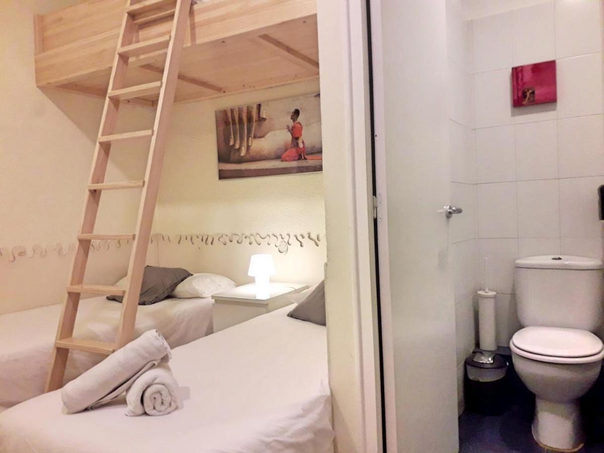 Itaca Hostel Барселона Екстериор снимка