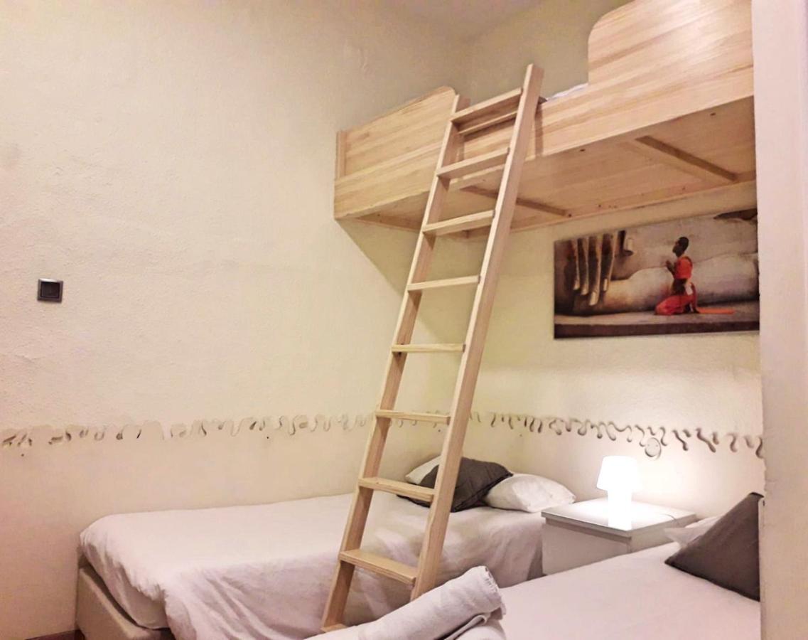 Itaca Hostel Барселона Екстериор снимка
